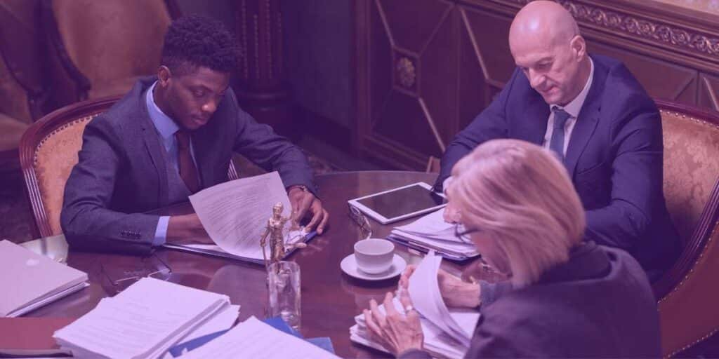 Três Advogados reunidos conversando sobre o novo Código Eleitoral.