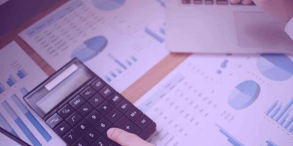 Um advogado trabalha em um planejamento tributário para seu cliente.